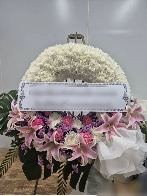 พวงหรีดลิลลี่ โทนขาวชมพู