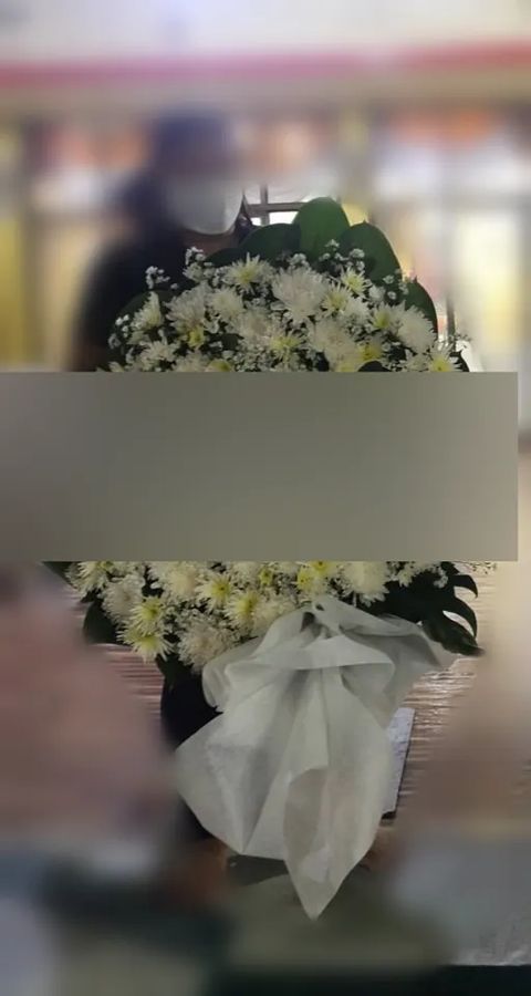 พวงหรีดดอกไม้สด โทนขาวเขียว