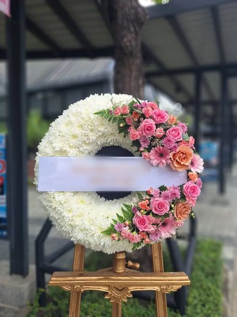 พวงหรีดกุหลาบ โทนขาวชมพูส้ม
