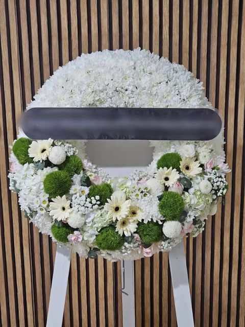 พวงหรีดกุหลาบ โทนเขียวขาว