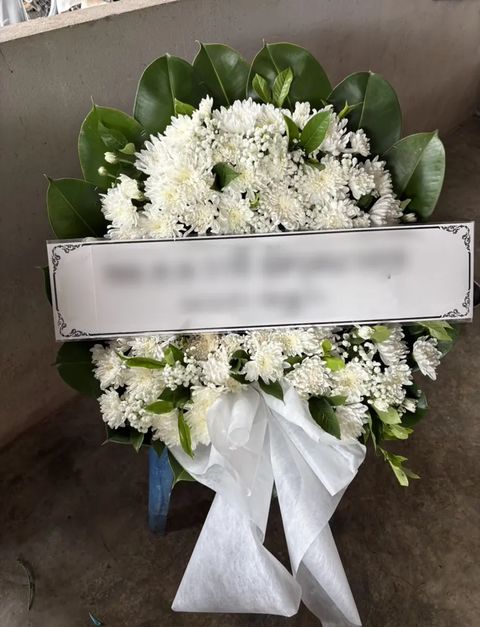 พวงหรีดดอกไม้สด โทนขาวเขียว