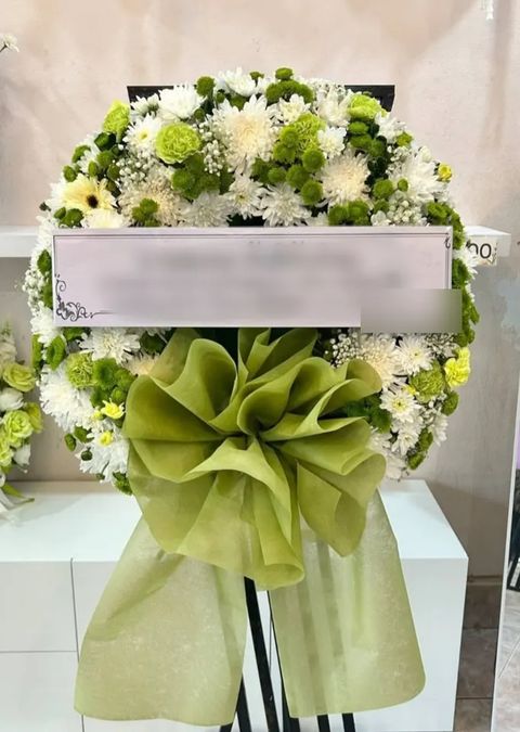 พวงหรีดเยอบีร่า โทนเขียวขาว