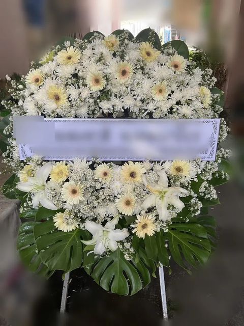 พวงหรีดลิลลี่ โทนเหลืองครีมเขียว