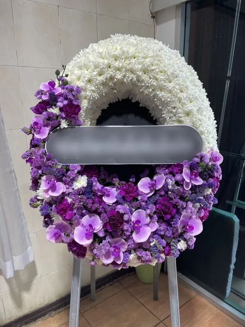 พวงหรีดกล้วยไม้ โทนขาวม่วง