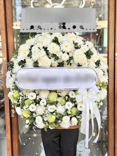 พวงหรีดดอกไม้สด โทนขาวเขียว