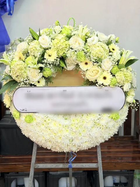 พวงหรีดกุหลาบ โทนขาวเขียว