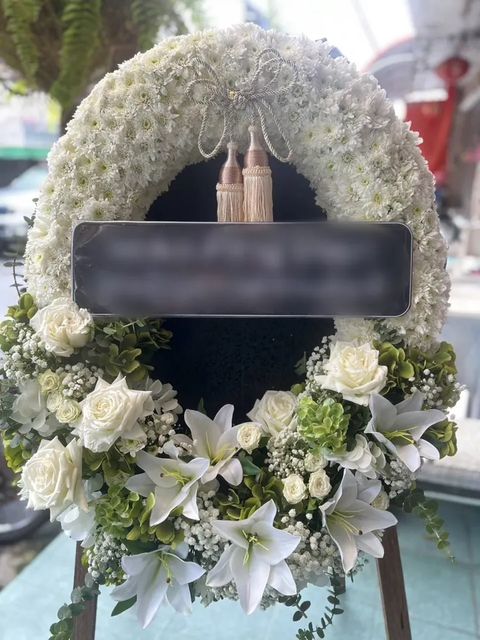 พวงหรีดลิลลี่ โทนขาวเขียว