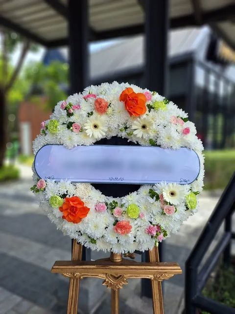 พวงหรีดกุหลาบ โทนขาวเขียวส้ม