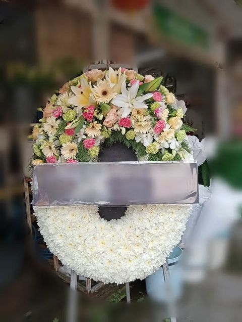 พวงหรีดลิลลี่ โทนขาวชมพูครีม