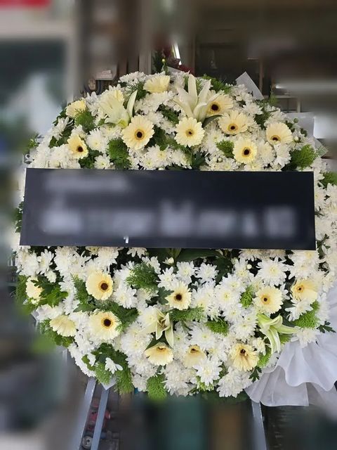 พวงหรีดลิลลี่ โทนครีมเขียวขาว