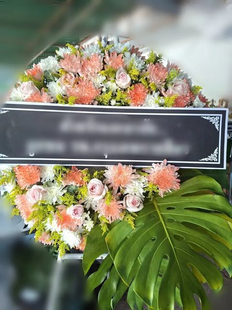 พวงหรีดกุหลาบ โทนขาวเขียวครีม