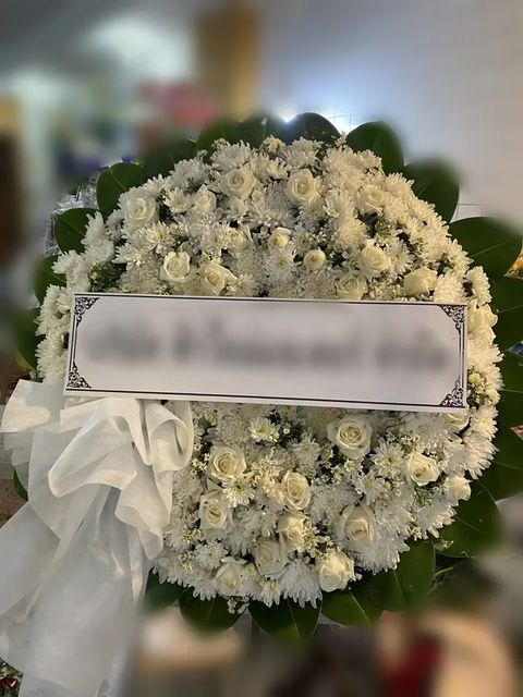 พวงหรีดกุหลาบ โทนขาวเขียว