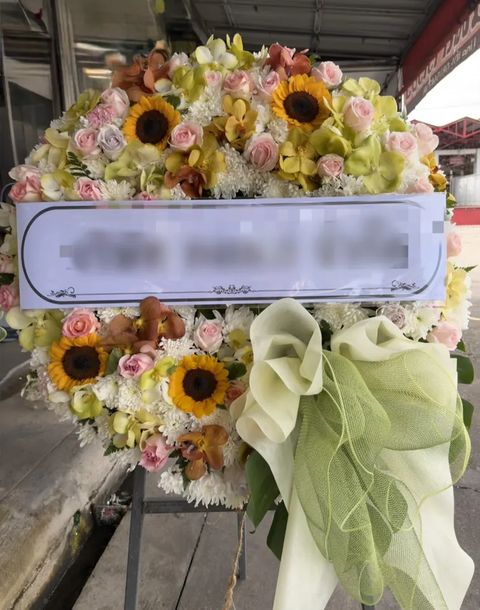 พวงหรีดกล้วยไม้ โทนเขียวขาว