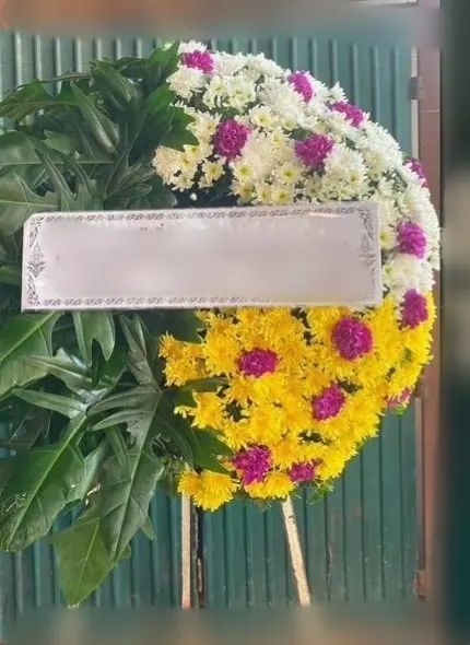 พวงหรีดดอกไม้สด โทนเหลืองขาวม่วง