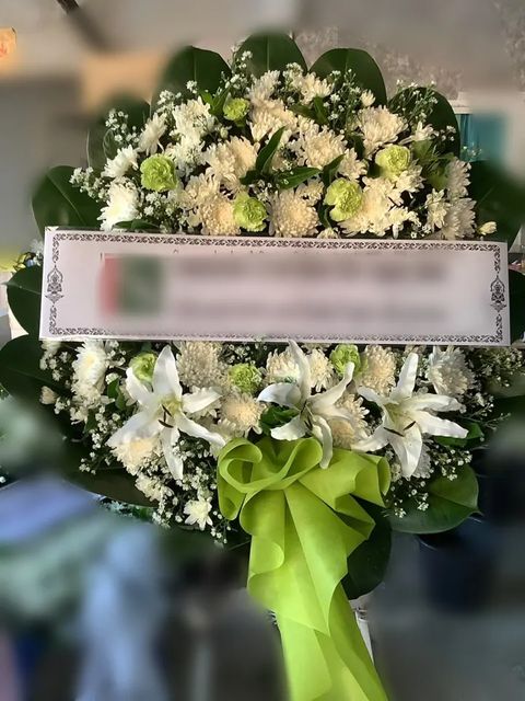 พวงหรีดลิลลี่ โทนขาวเขียว