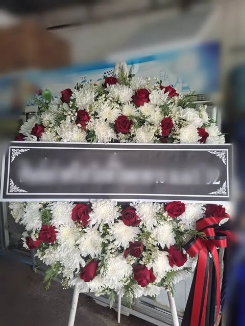 พวงหรีดกุหลาบ โทนขาวแดง
