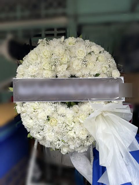พวงหรีดกุหลาบ โทนครีมเขียว