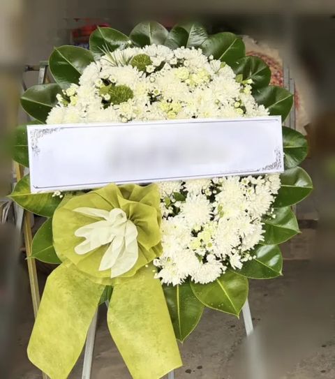 พวงหรีดดอกไม้สด โทนขาวเขียว
