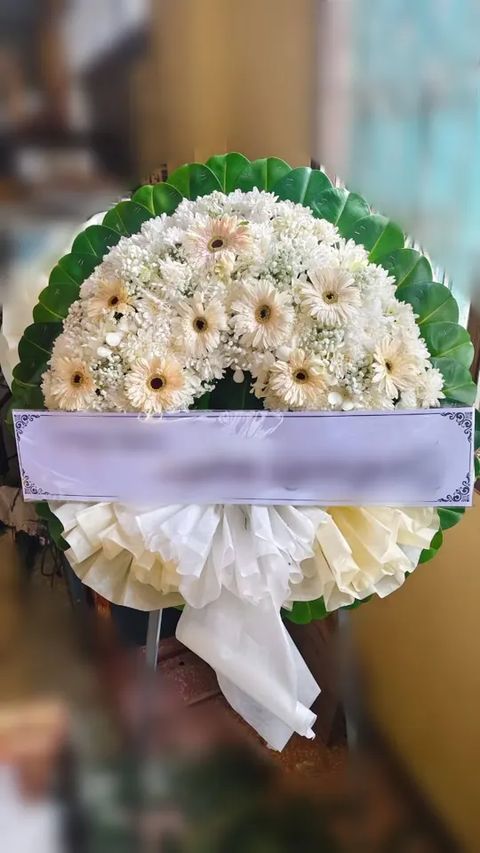 พวงหรีดเยอบีร่า โทนขาวเขียว