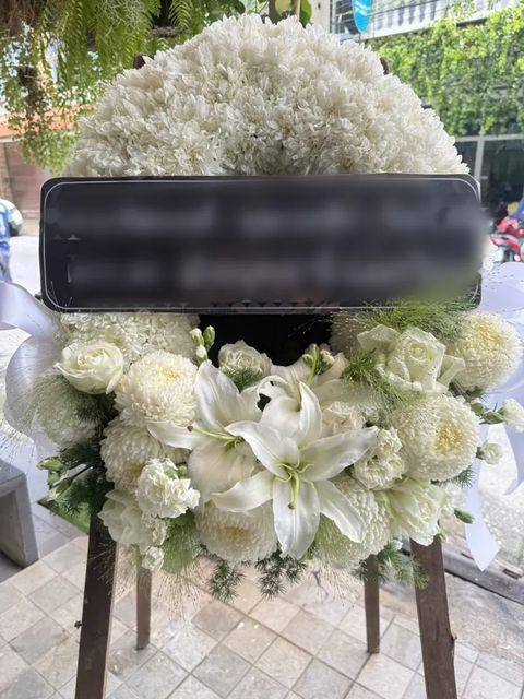 พวงหรีดลิลลี่ โทนขาวล้วน