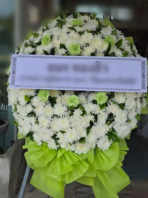 พวงหรีดคาร์เนชั่น โทนเขียวขาว