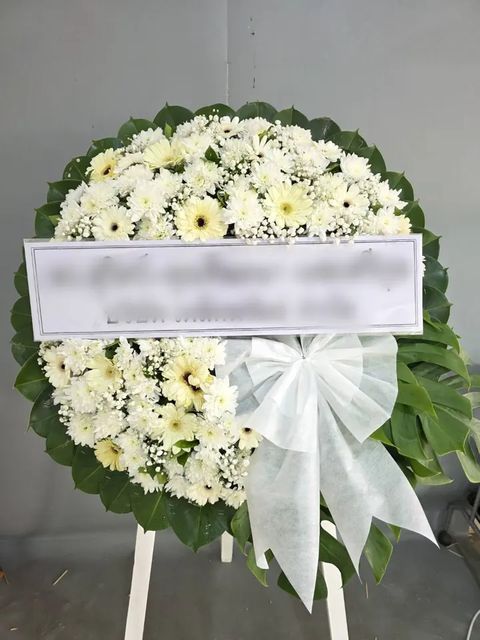 พวงหรีดเยอบีร่า โทนขาวเขียวครีม