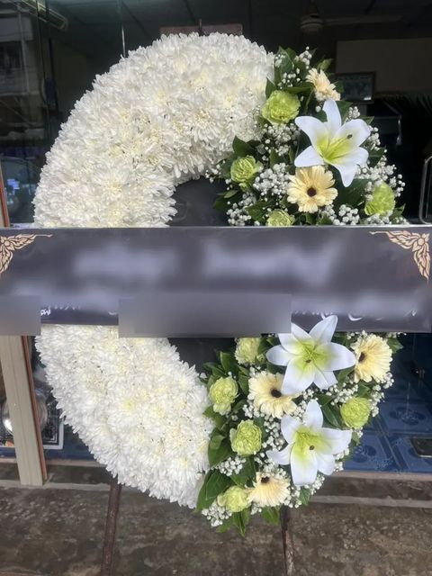 พวงหรีดลิลลี่ โทนขาวครีมเขียว