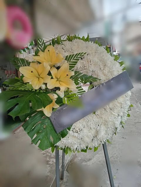 พวงหรีดลิลลี่ โทนขาวเหลือง