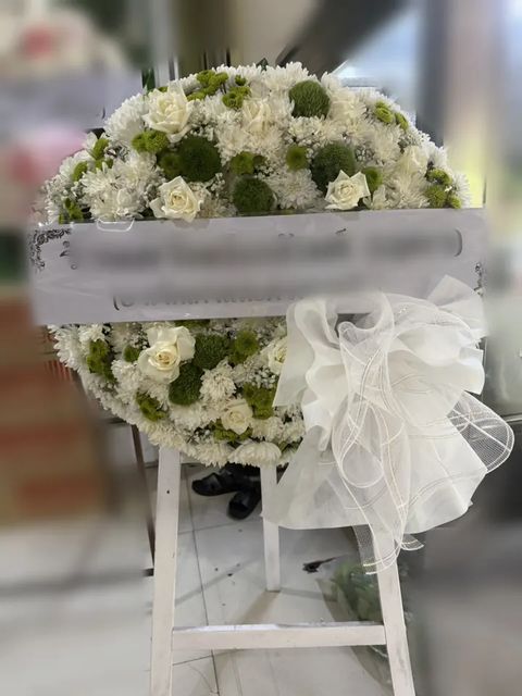 พวงหรีดกุหลาบ โทนเขียวขาว