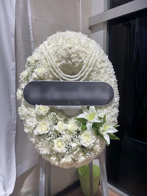 พวงหรีดลิลลี่ โทนขาวล้วน