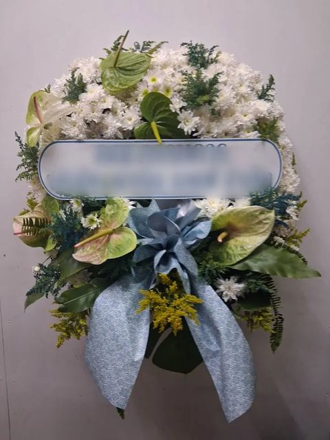 พวงหรีดหน้าวัว โทนเขียวขาวฟ้า