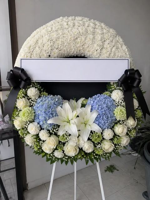 พวงหรีดเบญจมาศ โทนขาวฟ้า