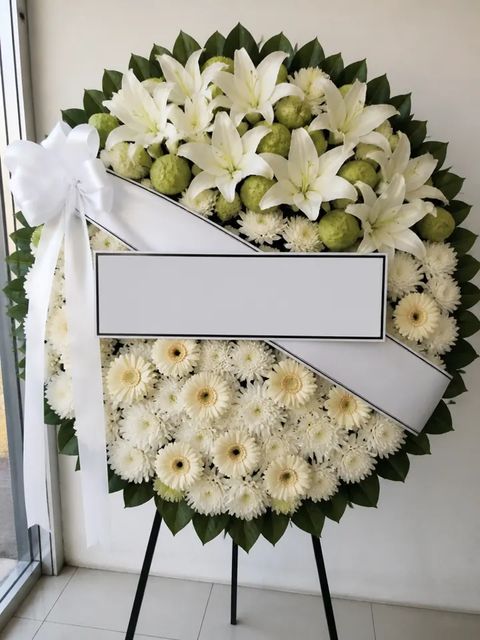 พวงหรีดลิลลี่ โทนขาวครีม