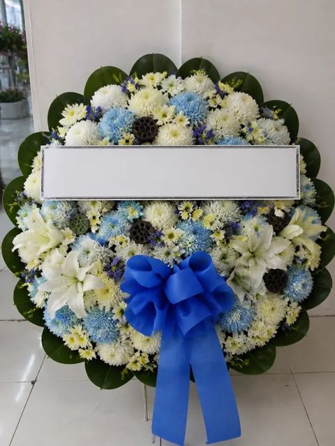 พวงหรีดเบญจมาศ โทนฟ้าครีม