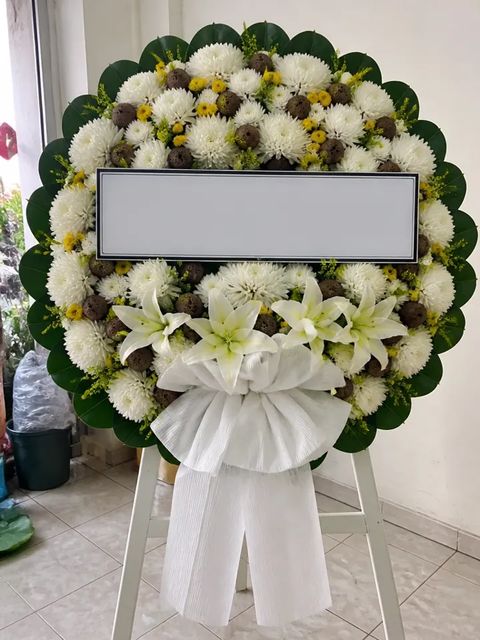 พวงหรีดเบญจมาศ โทนขาวเขียว