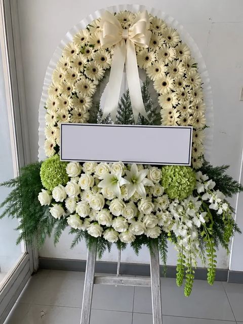 พวงหรีดเยอบีร่า โทนขาวครีม