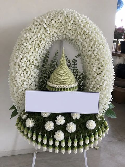 พวงหรีดกล้วยไม้ โทนขาวครีม