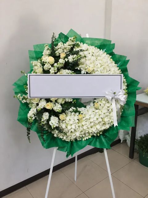 พวงหรีดกล้วยไม้ โทนขาวครีม