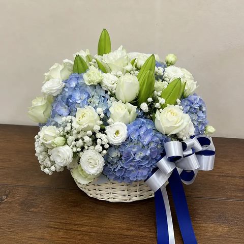 กระเช้าดอกไม้งานศพ กุหลาบ ไฮเดรนเยีย และลิลลี่ โทนขาวฟ้า