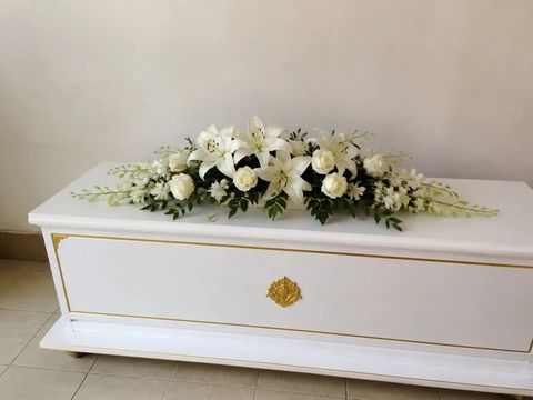 ดอกไม้ประดับหีบ กุหลาบขาวและกล้วยไม้