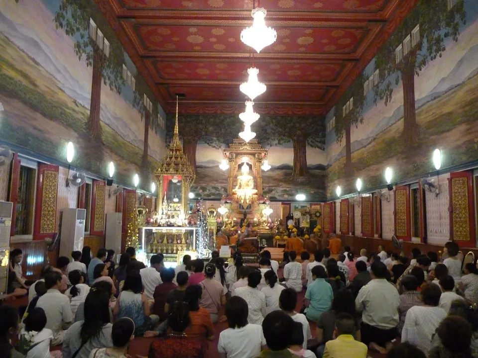 ภายในอาคาร วัดธาตุทอง เขตวัฒนา กรุงเทพมหานคร